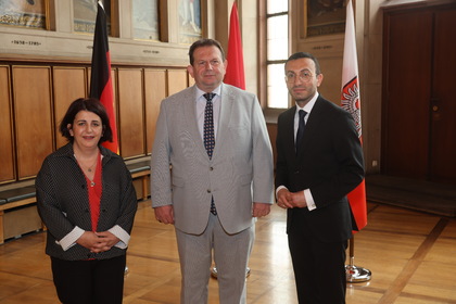 Главният кмет на Франкфурт на Майн г-н Майк Йозеф разговаря с новоназначените генерални консули в провинция Хесен